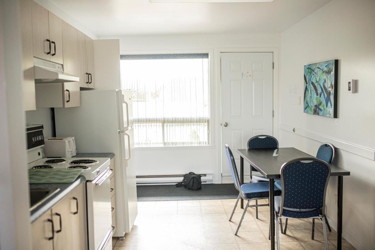 Motel Et Condo Chez Charley Sainte-Anne-de-Beaupré Екстериор снимка
