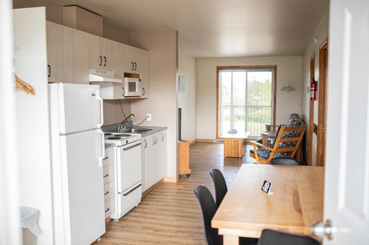 Motel Et Condo Chez Charley Sainte-Anne-de-Beaupré Екстериор снимка