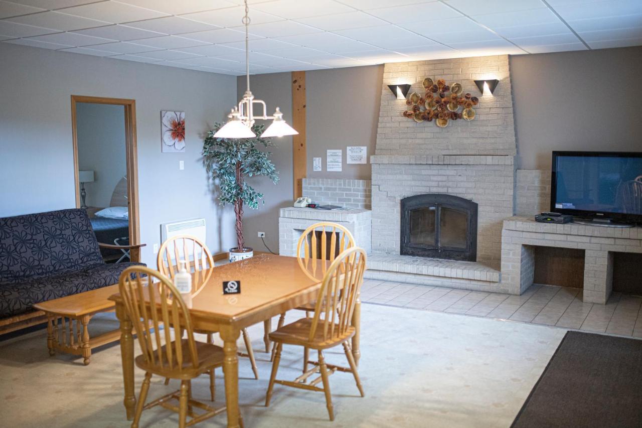 Motel Et Condo Chez Charley Sainte-Anne-de-Beaupré Екстериор снимка