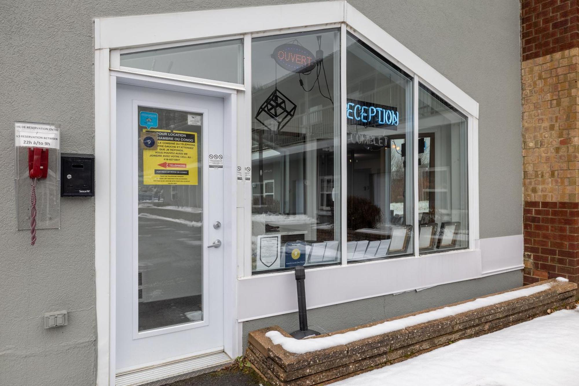 Motel Et Condo Chez Charley Sainte-Anne-de-Beaupré Екстериор снимка