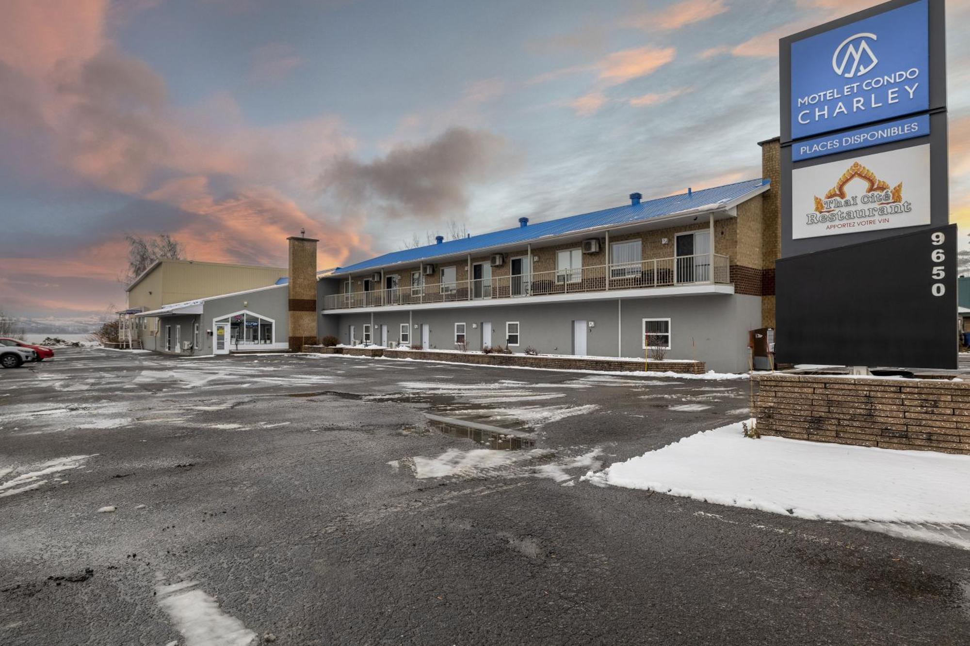 Motel Et Condo Chez Charley Sainte-Anne-de-Beaupré Екстериор снимка