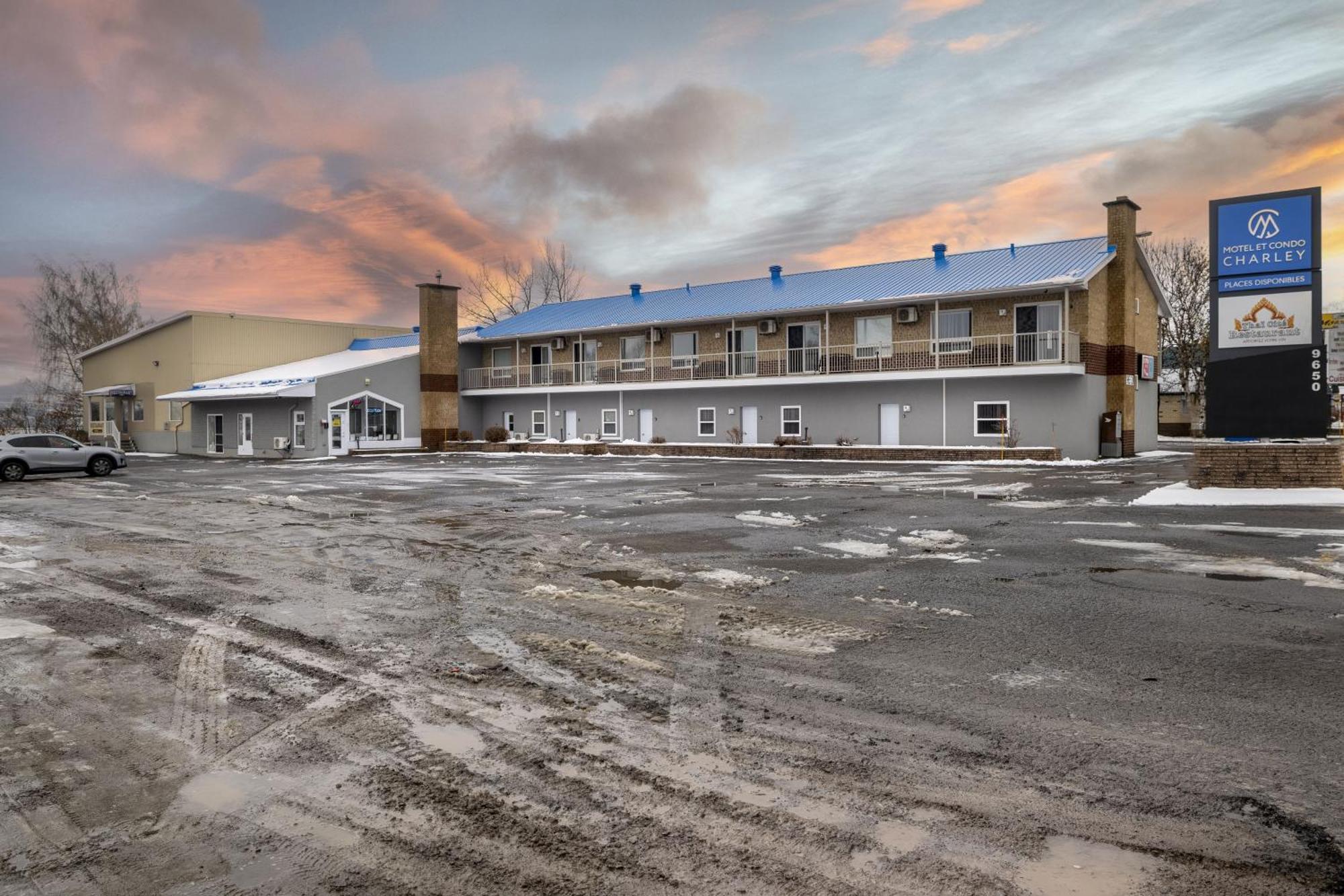 Motel Et Condo Chez Charley Sainte-Anne-de-Beaupré Екстериор снимка