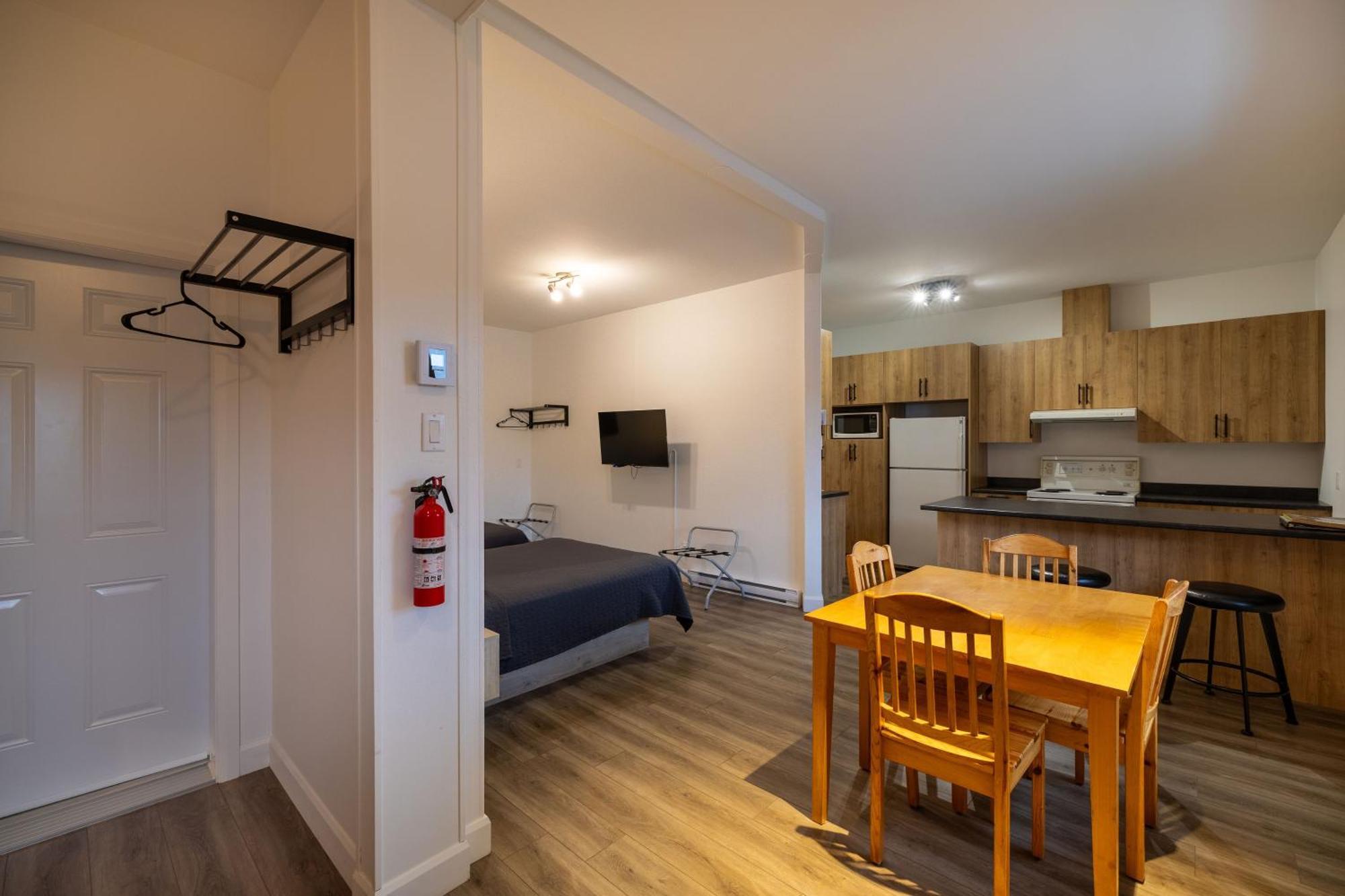 Motel Et Condo Chez Charley Sainte-Anne-de-Beaupré Екстериор снимка