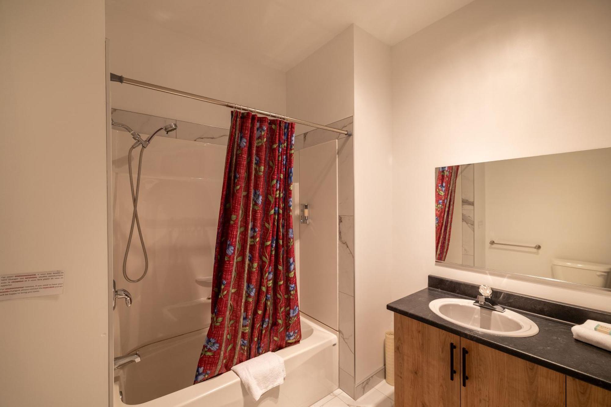 Motel Et Condo Chez Charley Sainte-Anne-de-Beaupré Екстериор снимка