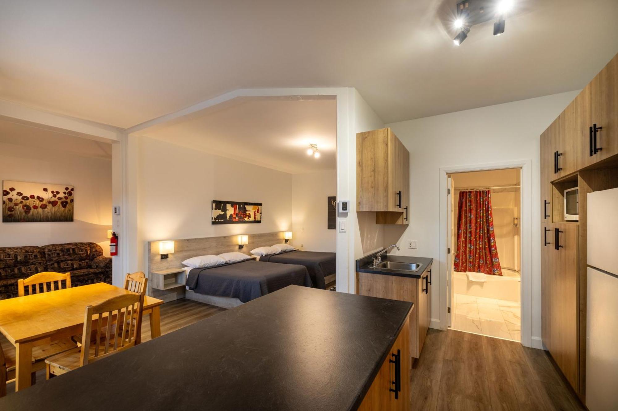 Motel Et Condo Chez Charley Sainte-Anne-de-Beaupré Екстериор снимка