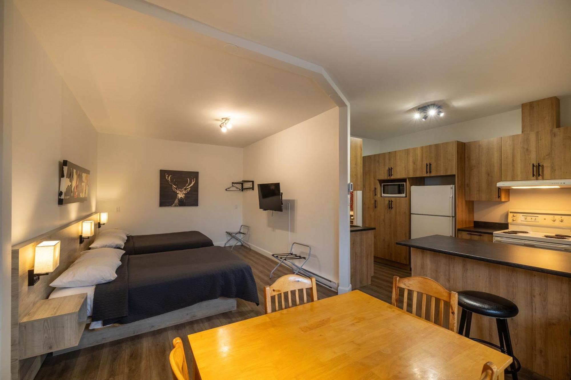 Motel Et Condo Chez Charley Sainte-Anne-de-Beaupré Екстериор снимка