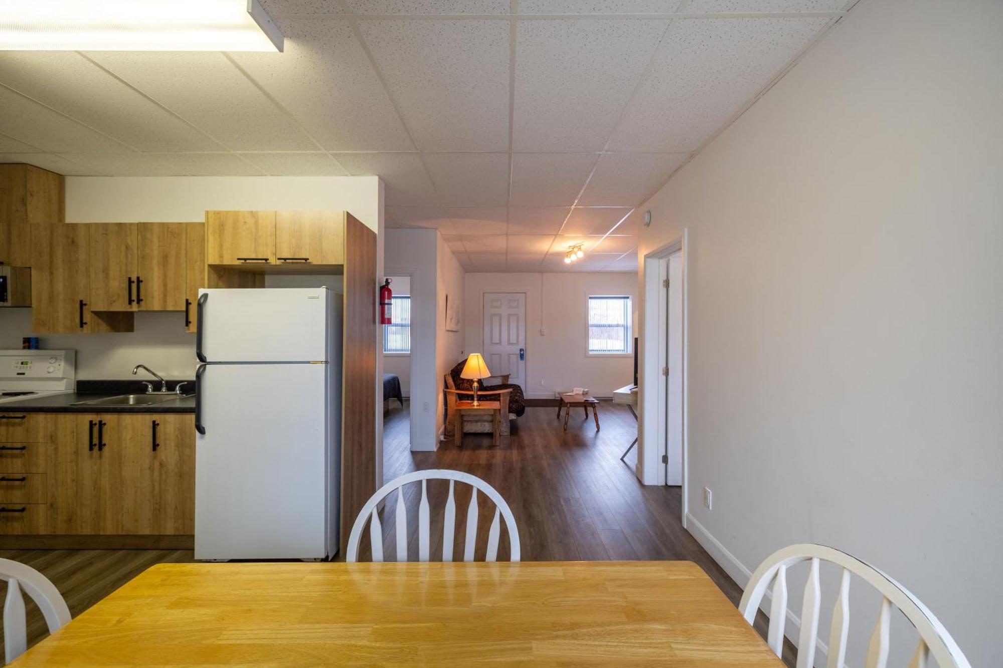 Motel Et Condo Chez Charley Sainte-Anne-de-Beaupré Екстериор снимка