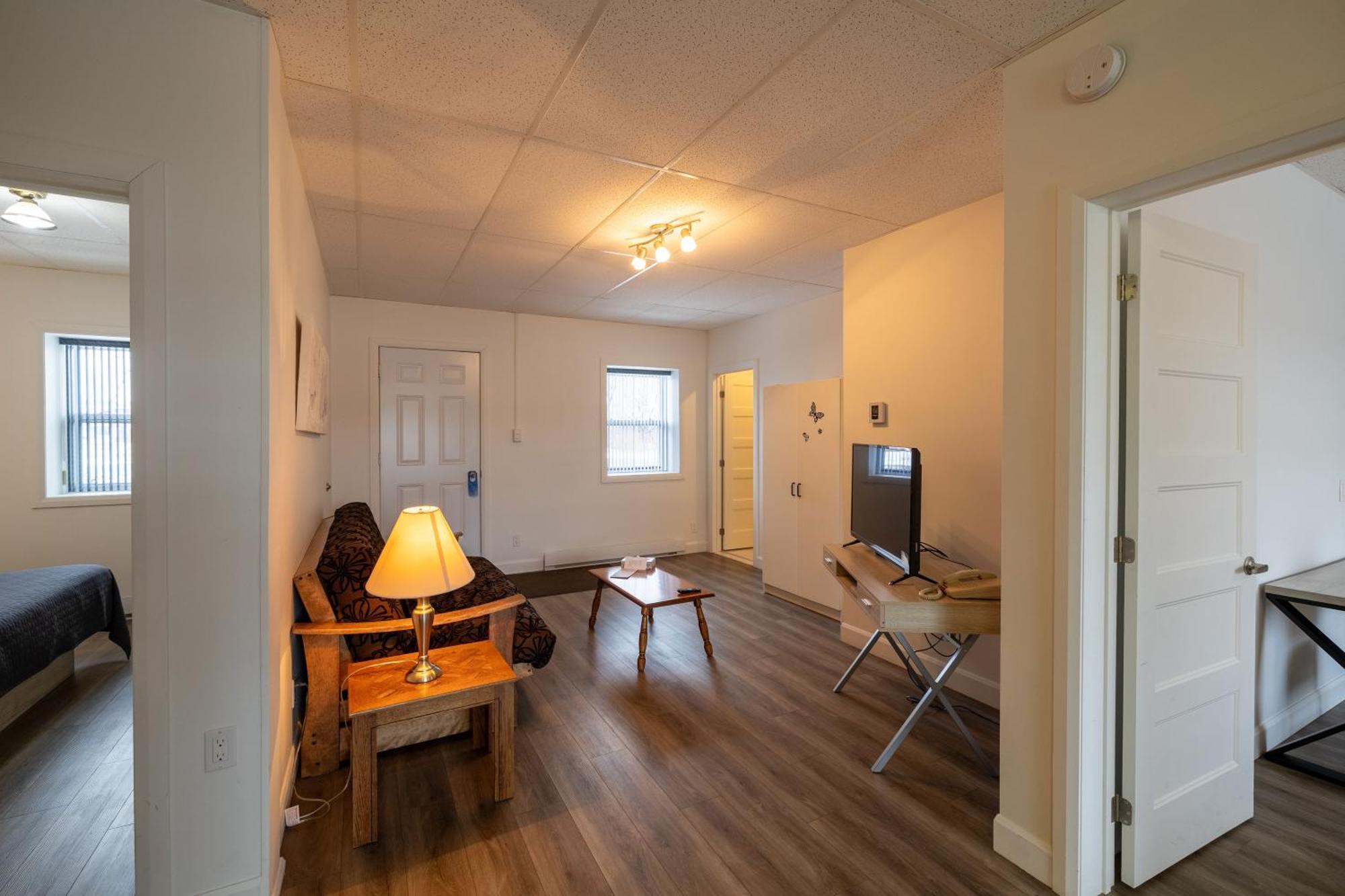 Motel Et Condo Chez Charley Sainte-Anne-de-Beaupré Екстериор снимка