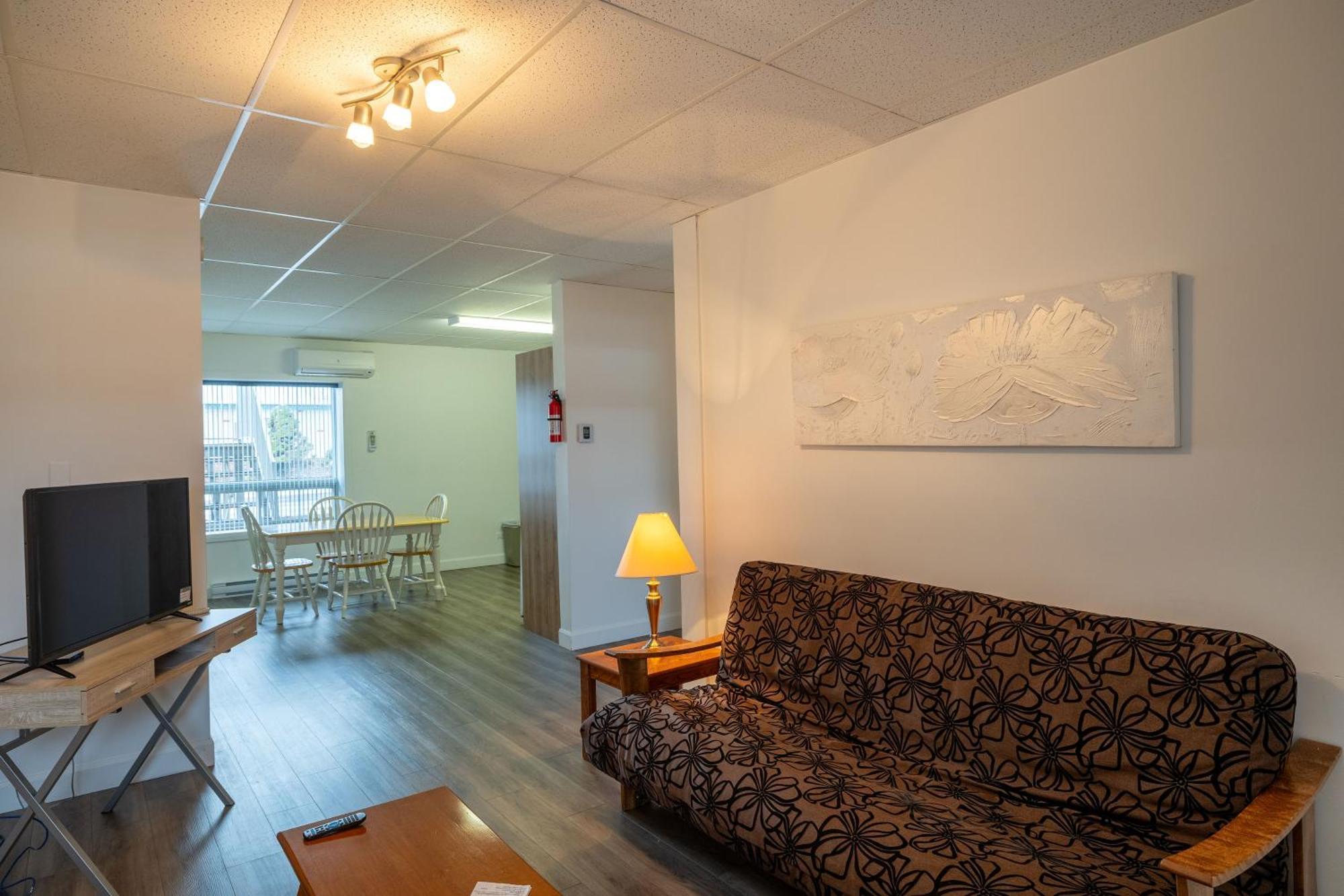 Motel Et Condo Chez Charley Sainte-Anne-de-Beaupré Екстериор снимка