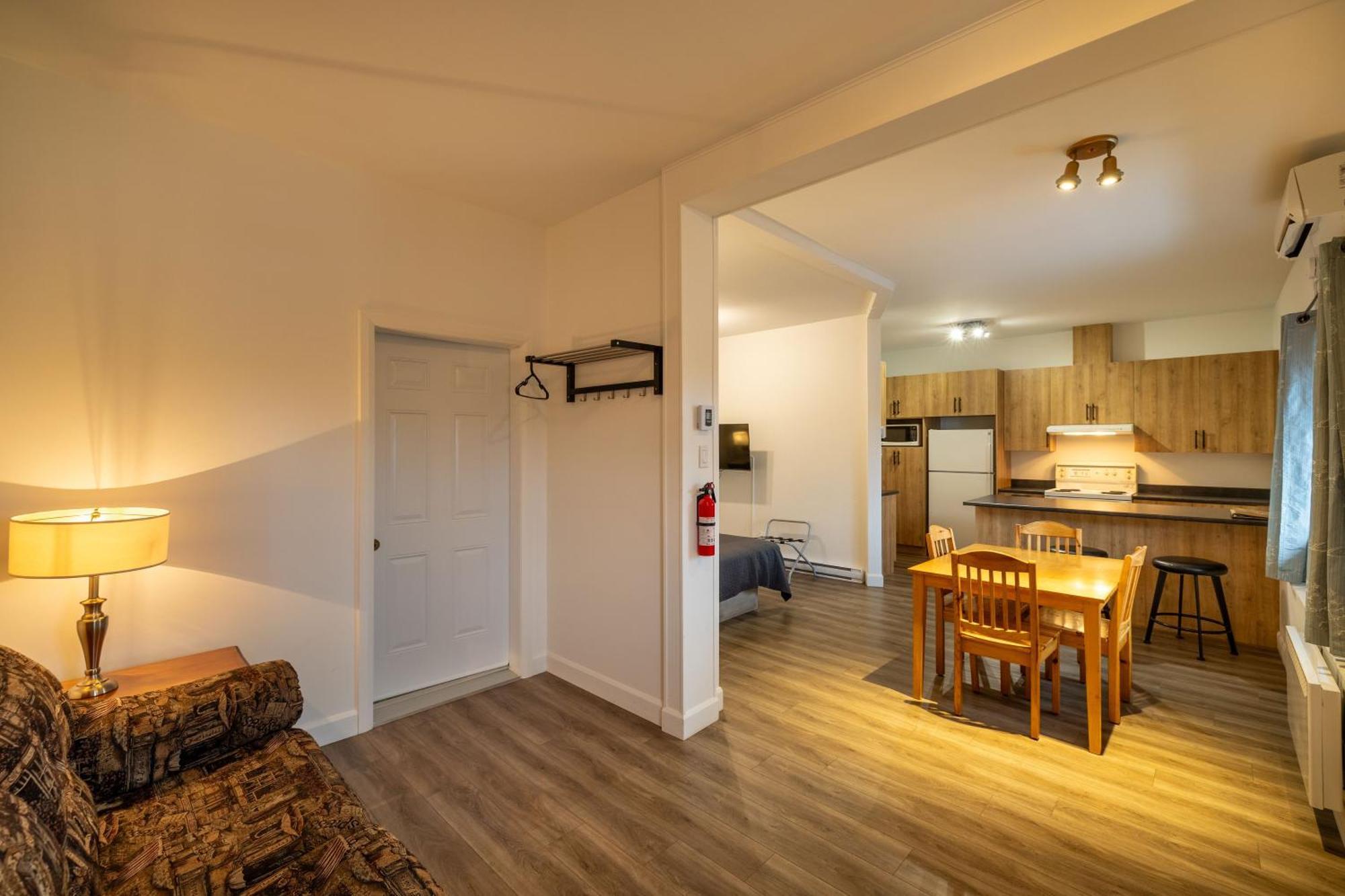 Motel Et Condo Chez Charley Sainte-Anne-de-Beaupré Екстериор снимка