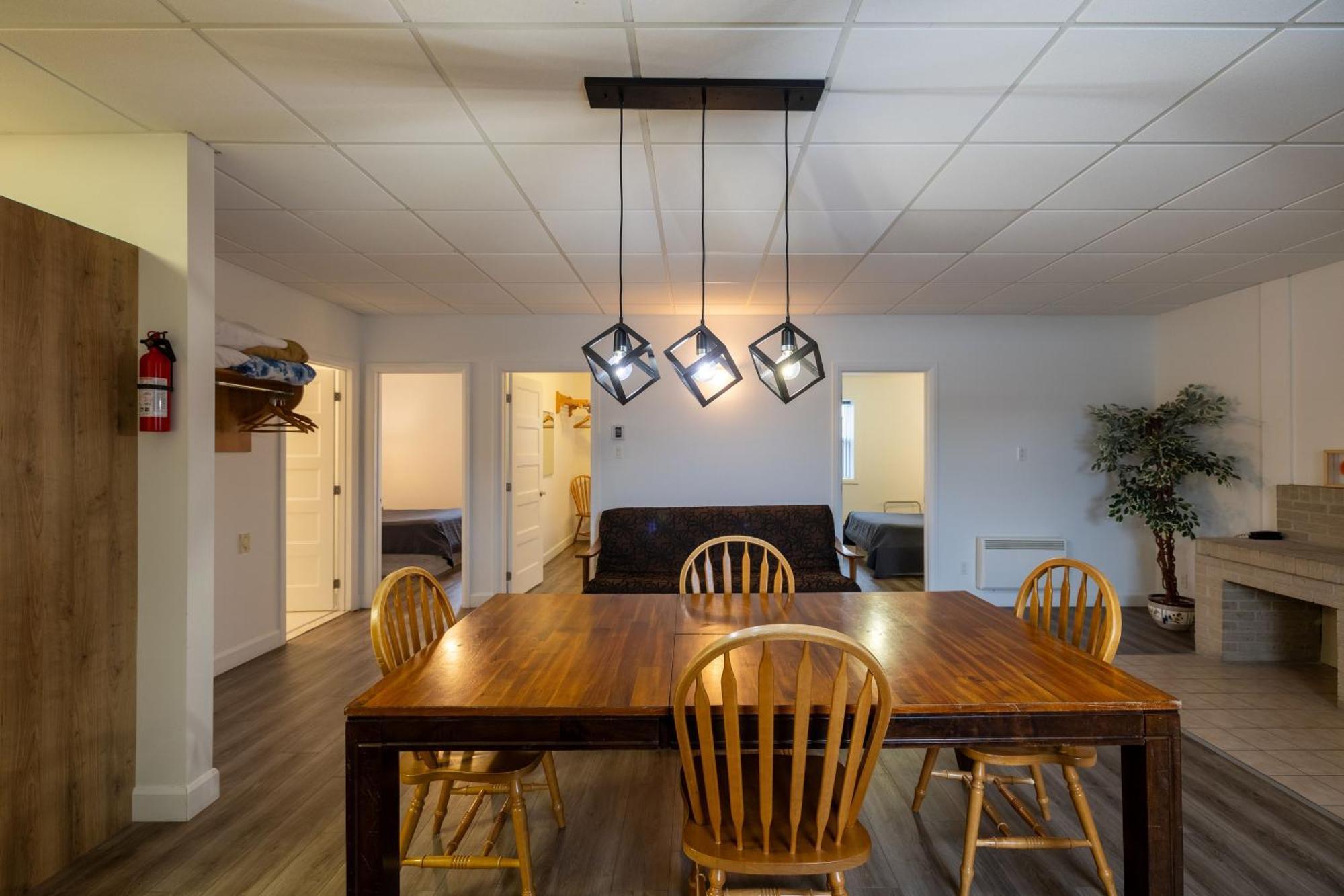 Motel Et Condo Chez Charley Sainte-Anne-de-Beaupré Екстериор снимка