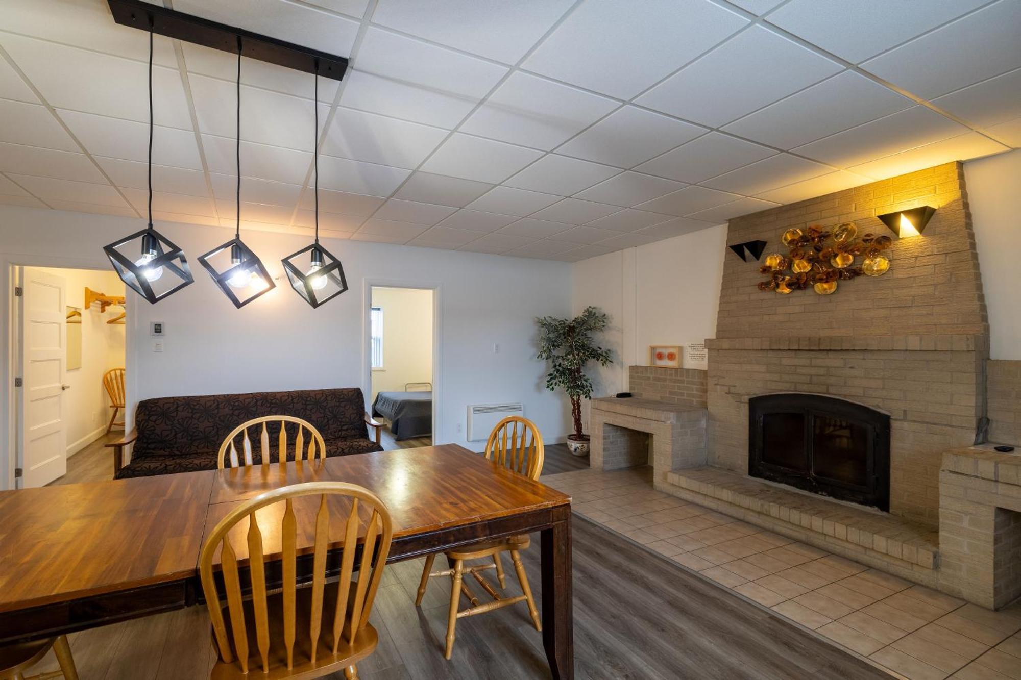 Motel Et Condo Chez Charley Sainte-Anne-de-Beaupré Екстериор снимка