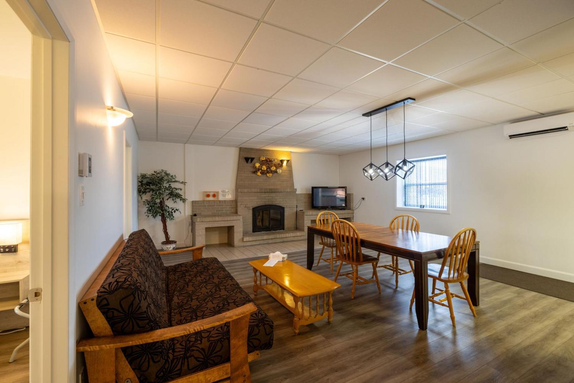 Motel Et Condo Chez Charley Sainte-Anne-de-Beaupré Екстериор снимка