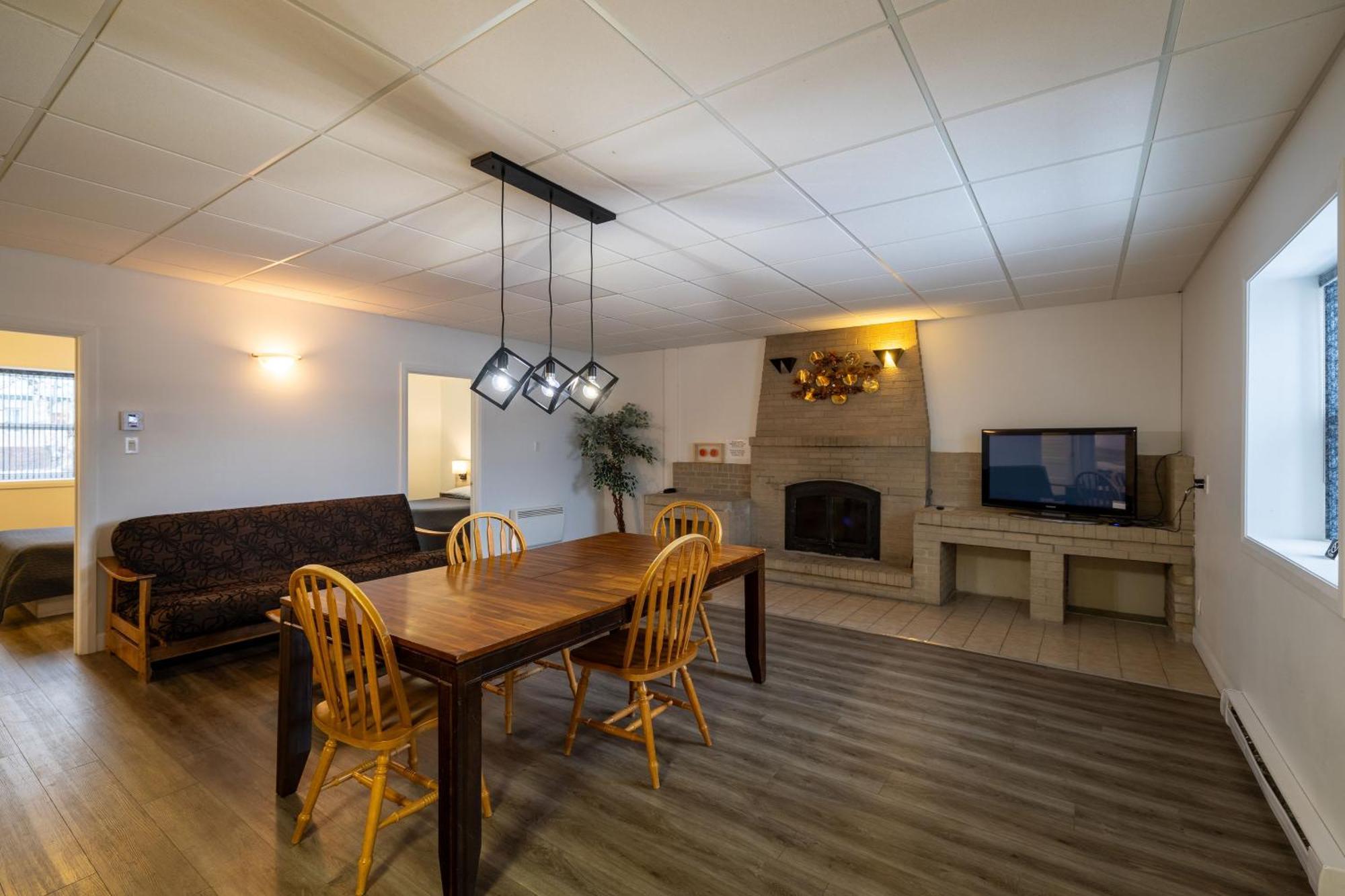 Motel Et Condo Chez Charley Sainte-Anne-de-Beaupré Екстериор снимка
