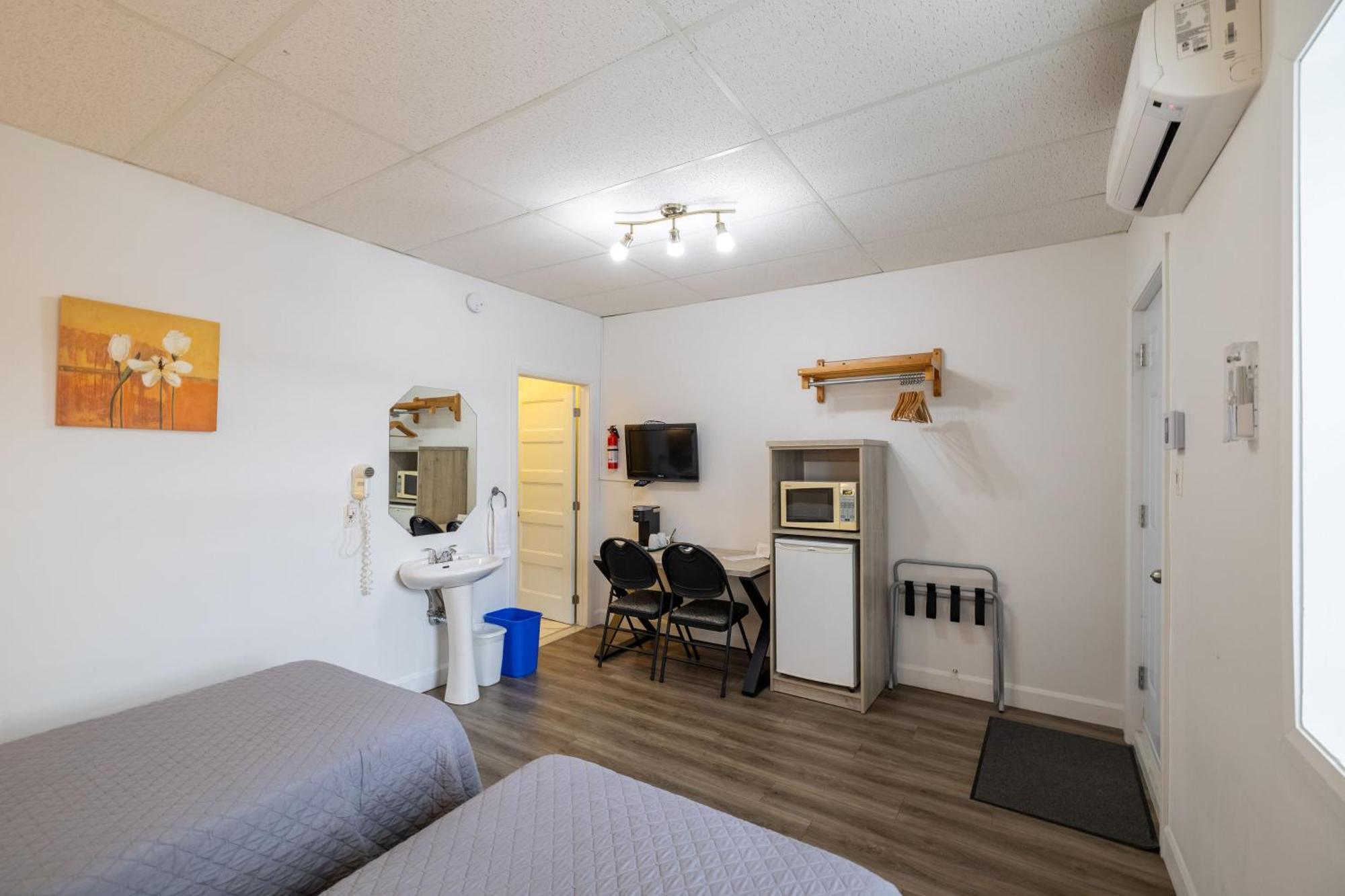 Motel Et Condo Chez Charley Sainte-Anne-de-Beaupré Екстериор снимка