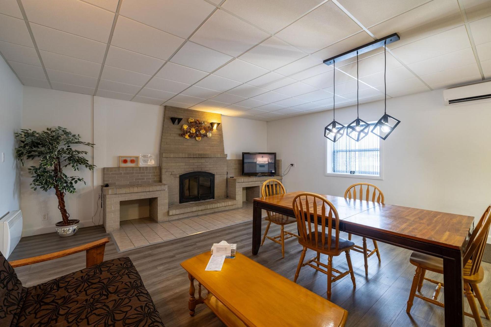 Motel Et Condo Chez Charley Sainte-Anne-de-Beaupré Екстериор снимка