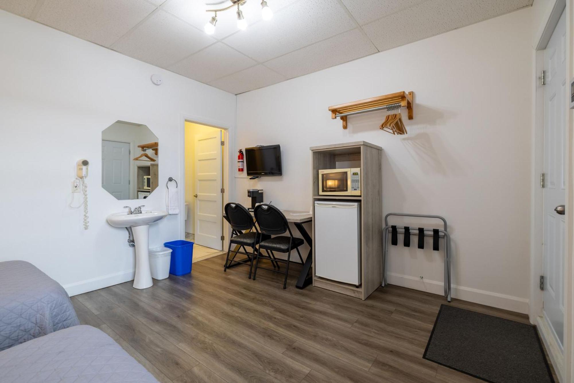 Motel Et Condo Chez Charley Sainte-Anne-de-Beaupré Екстериор снимка