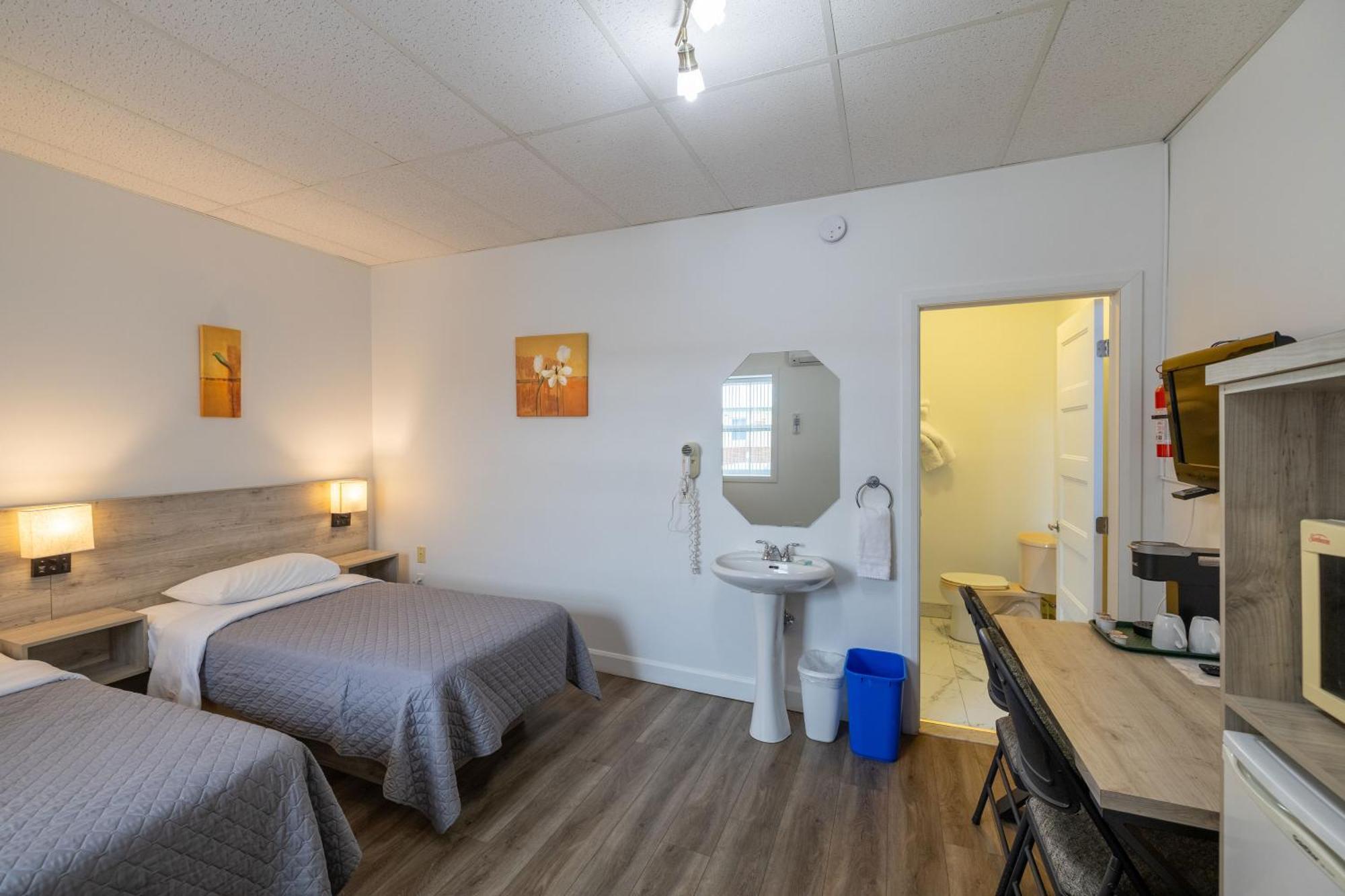 Motel Et Condo Chez Charley Sainte-Anne-de-Beaupré Екстериор снимка