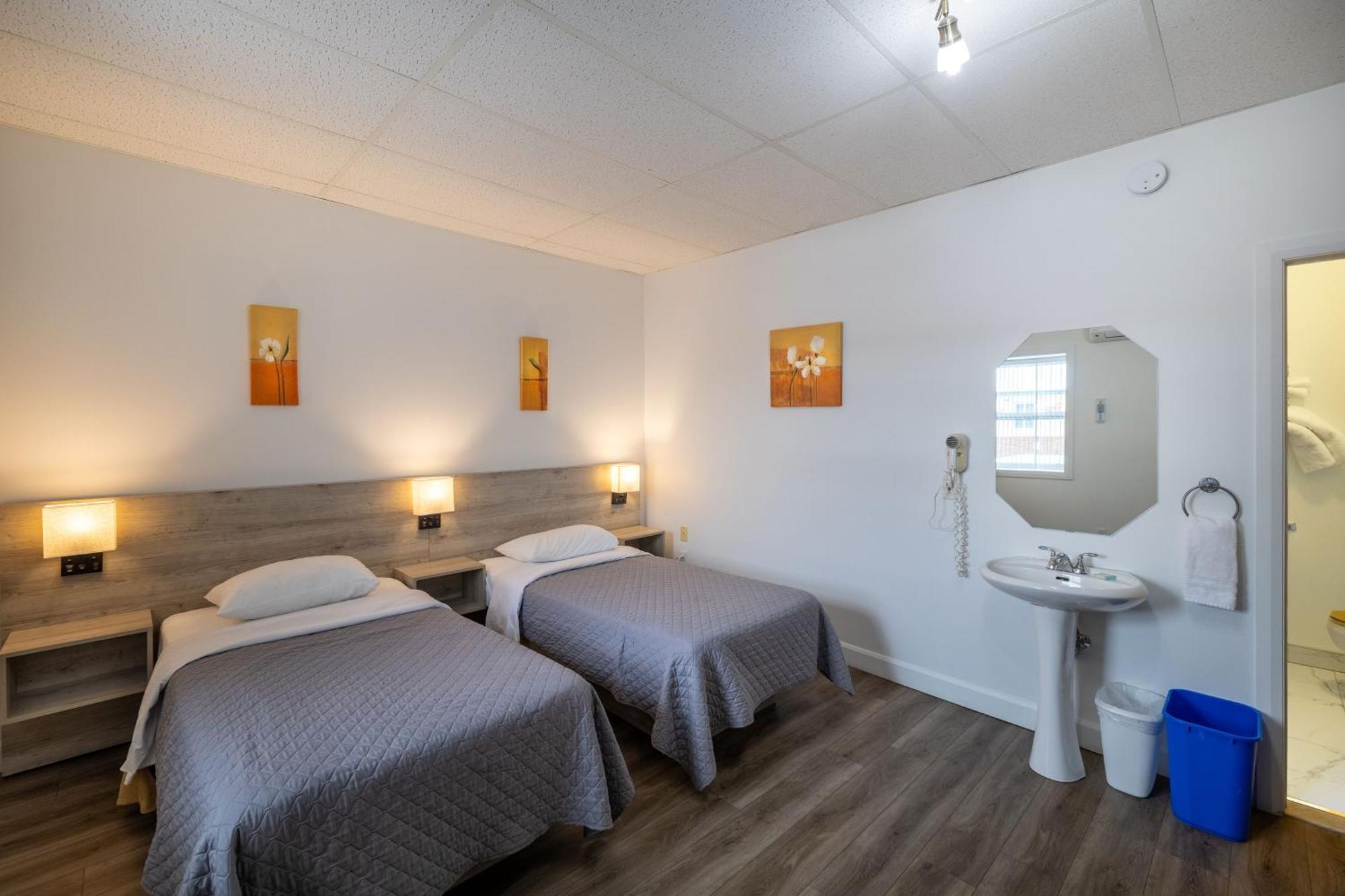 Motel Et Condo Chez Charley Sainte-Anne-de-Beaupré Екстериор снимка