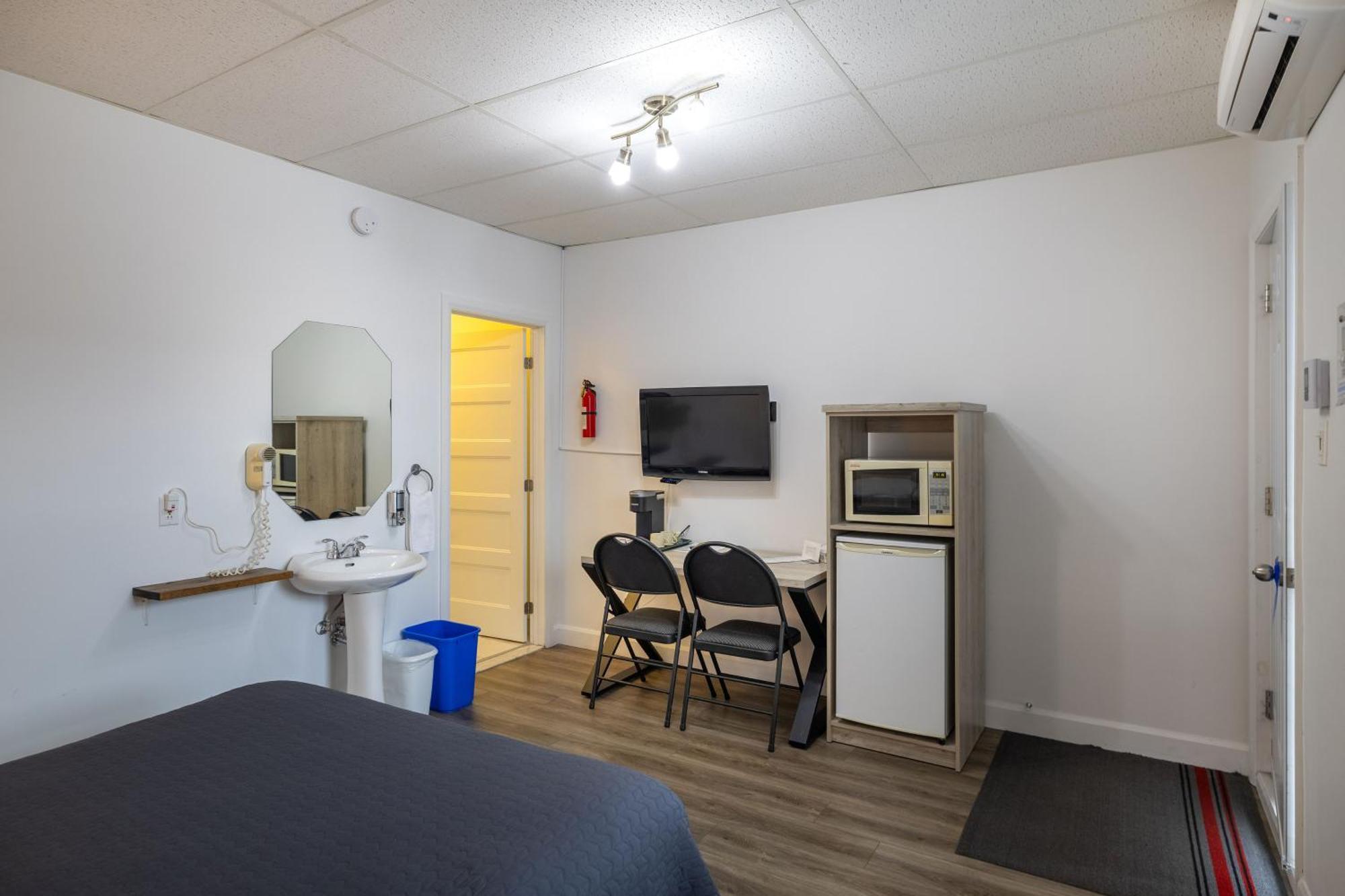Motel Et Condo Chez Charley Sainte-Anne-de-Beaupré Екстериор снимка