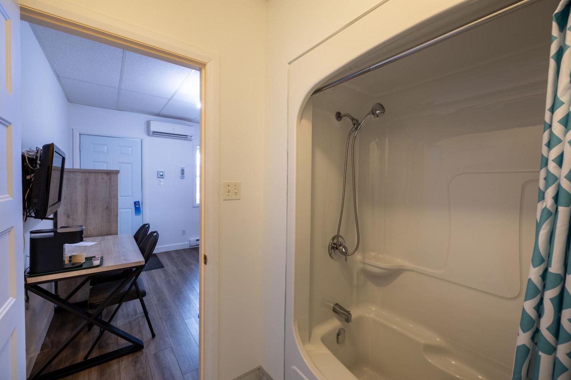 Motel Et Condo Chez Charley Sainte-Anne-de-Beaupré Екстериор снимка