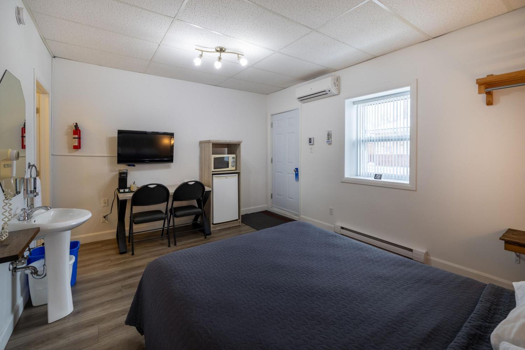 Motel Et Condo Chez Charley Sainte-Anne-de-Beaupré Екстериор снимка