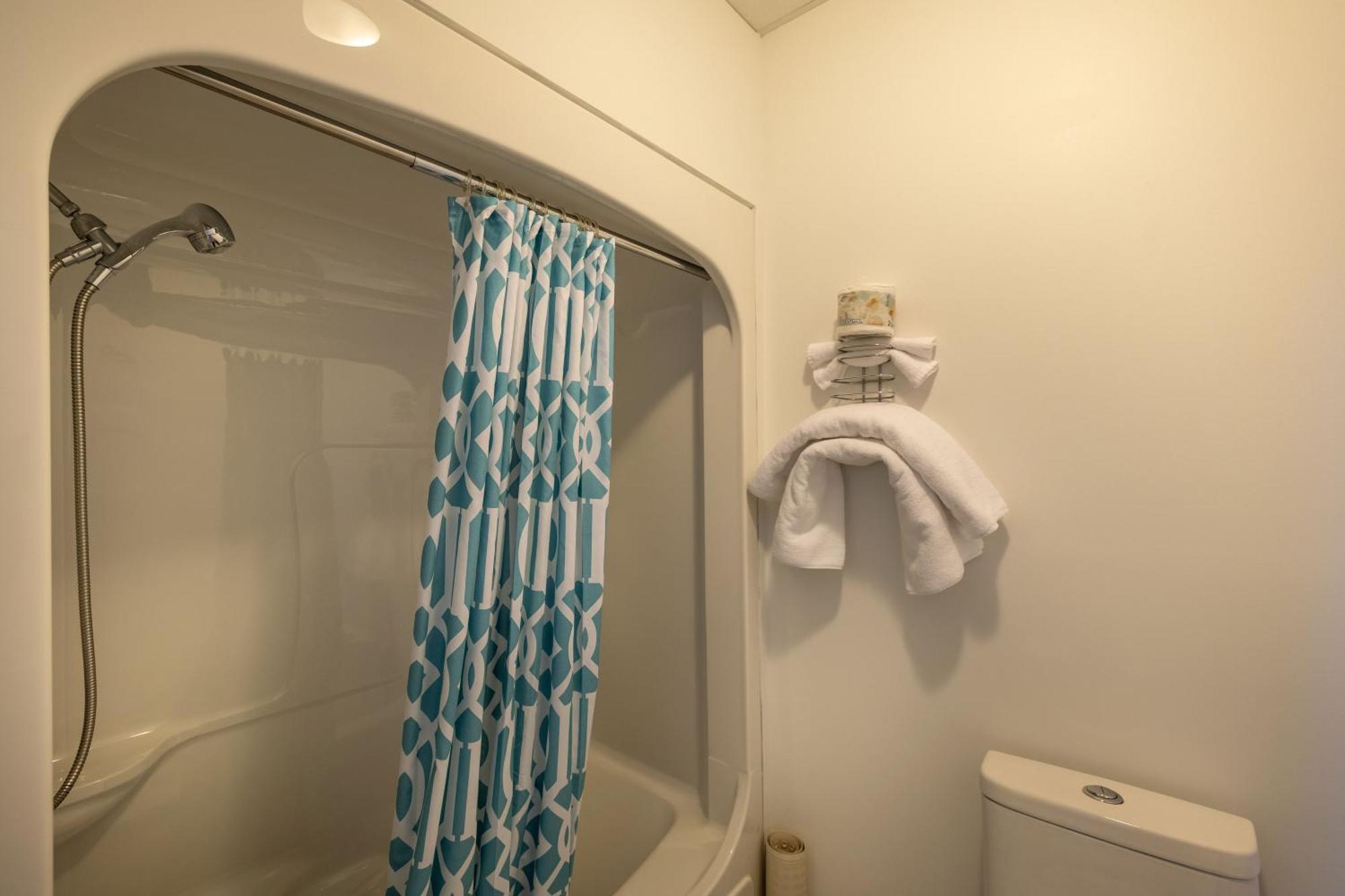 Motel Et Condo Chez Charley Sainte-Anne-de-Beaupré Екстериор снимка