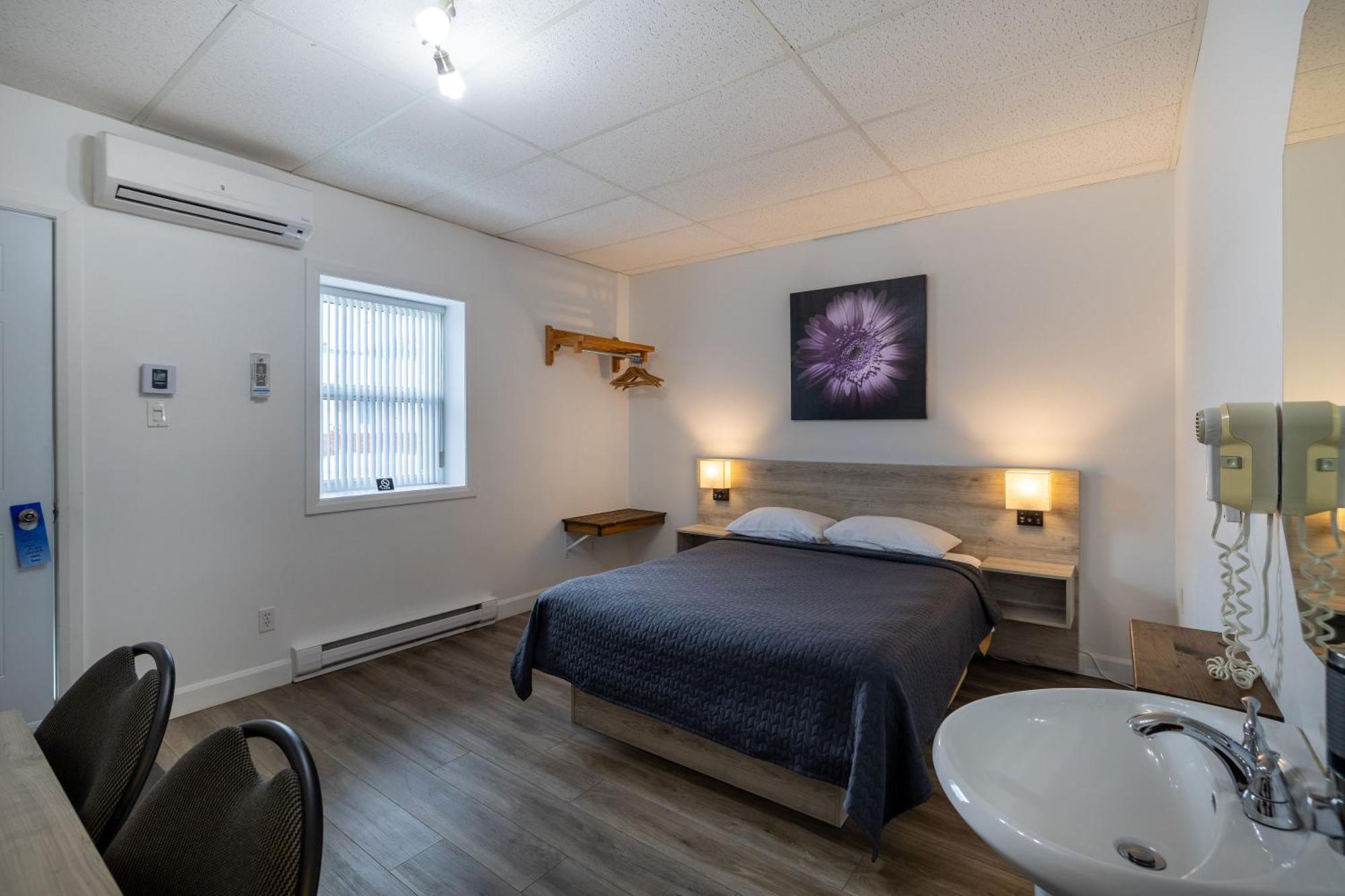 Motel Et Condo Chez Charley Sainte-Anne-de-Beaupré Екстериор снимка